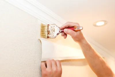 Pose de papier peint au Vieil-Évreux — revêtements muraux et toiles de verre